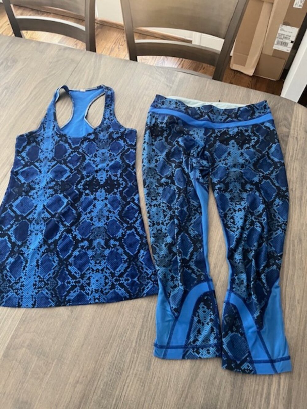 Lululemon Blue Snake Print Capri Leggings & Racerback Tank Size Small